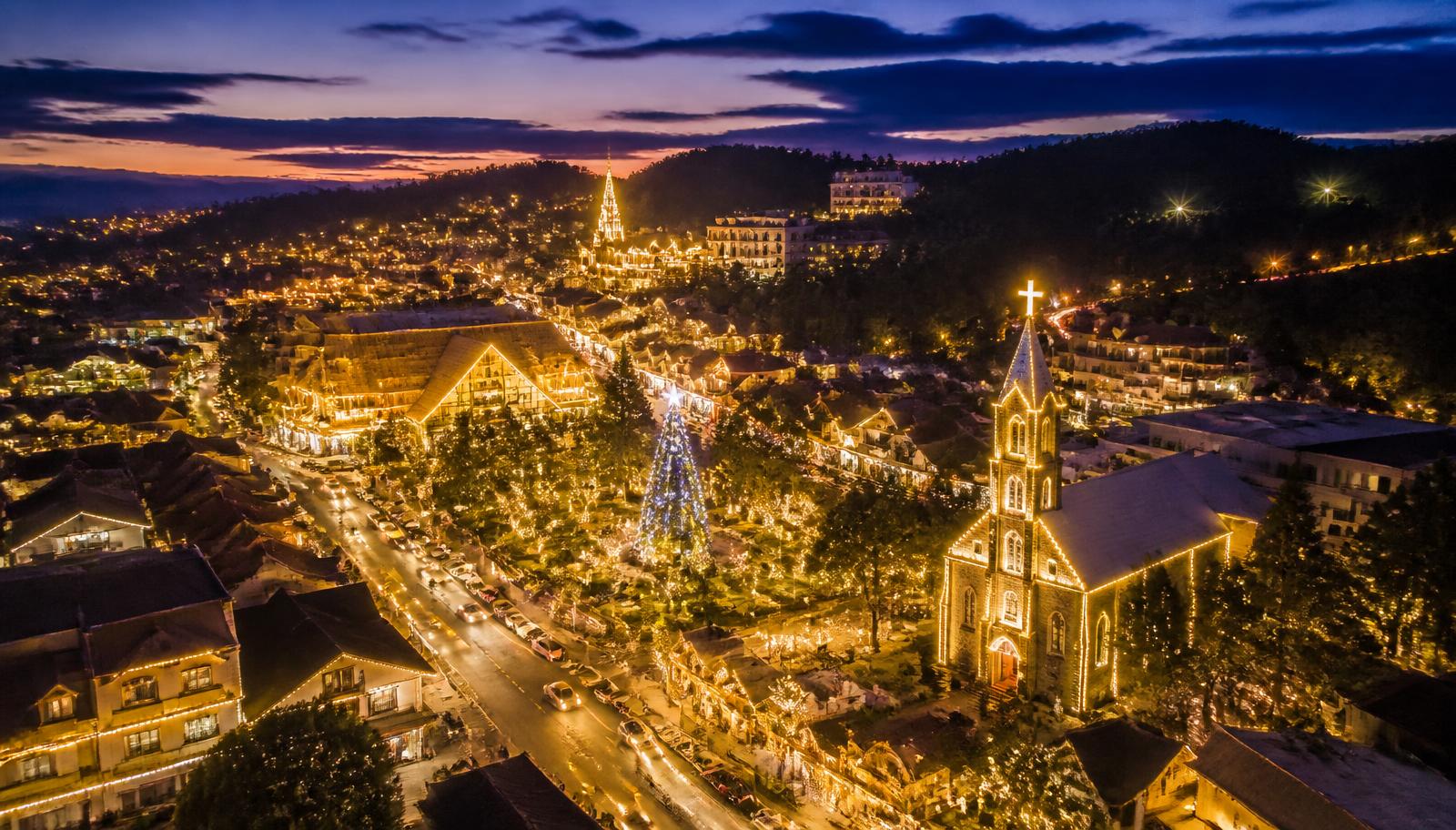 Vista panorâmica de Gramado iluminada ao anoitecer durante o Natal Luz