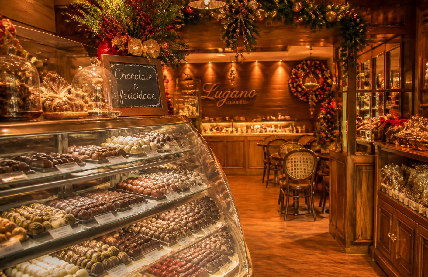 Loja de chocolates artesanais decorada para o Natal em Gramado